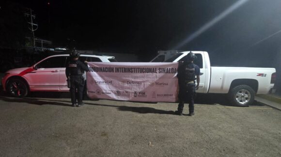 Policías estatales aseguran vehículos y municiones en Valle Alto, en Culiacán