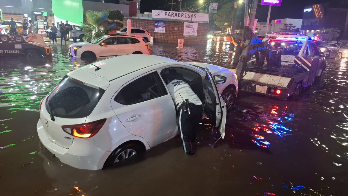 Autos varados tras lluvias en Culiacán