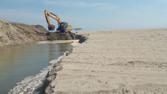 Refuerzan la apertura del río Presidio para salvar temporada camaronera en El Huizache, en el sur de Sinaloa