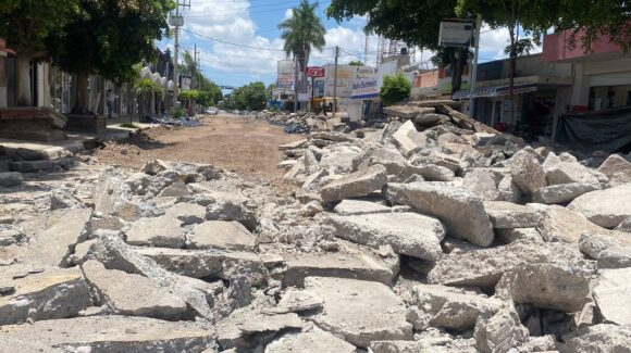 Reparación de la calle Cuauhtémoc en el Centro de Guasave avanza rápido: Ayuntamiento