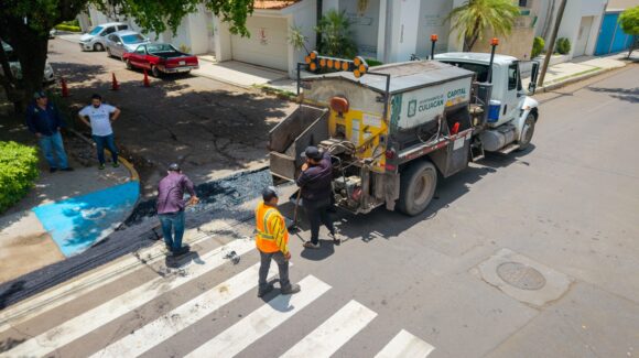Avanzan obras de mantenimiento y rehabilitación de infraestructura vial en Culiacán