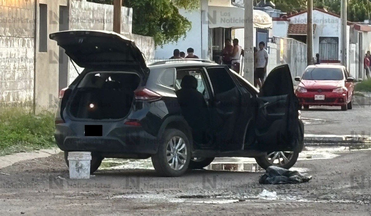 Aseguran vehículo baleado y con ponchallantas en el fraccionamiento Santa Rocío, en Culiacán