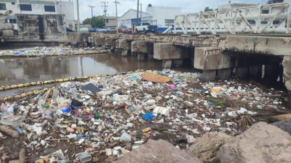 Tras las lluvias en Mazatlán, la inconciencia ciudadanía se refleja en el Puente Juárez con el cúmulo de basura