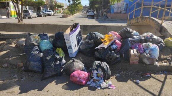 ¡Ya ni la muelan! Vecinos del Alarcón en Mazatlán sacan su basura mientras llueve: Servicios Públicos