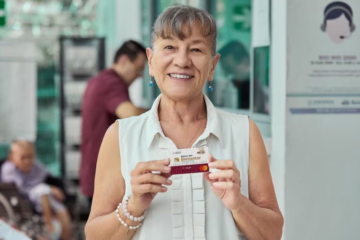Mujer con tarjeta de la Pensión Mujeres Bienestar