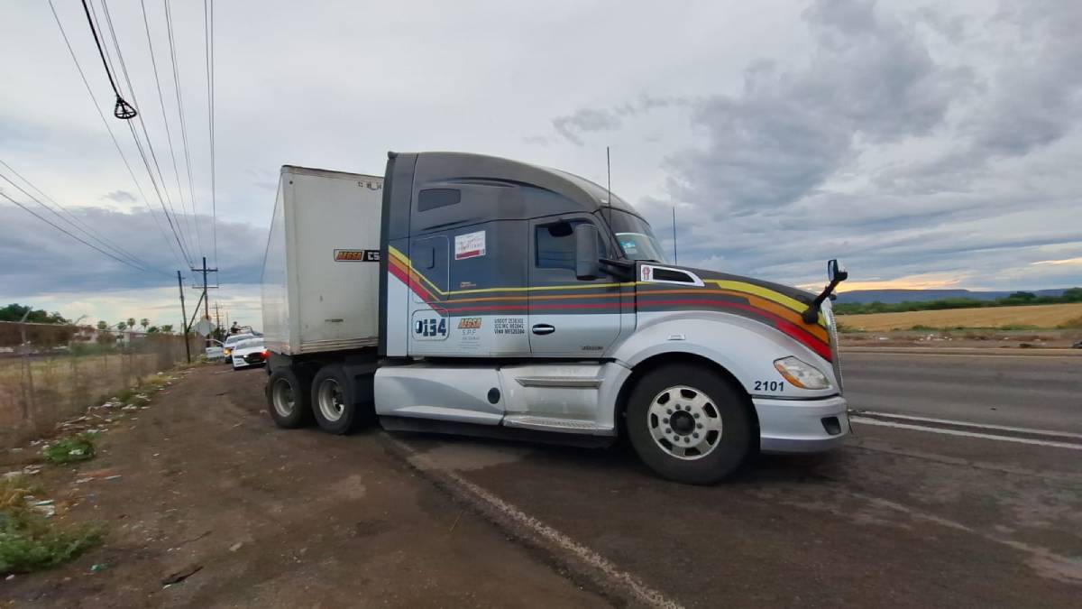 bloquean carretera con traileres (