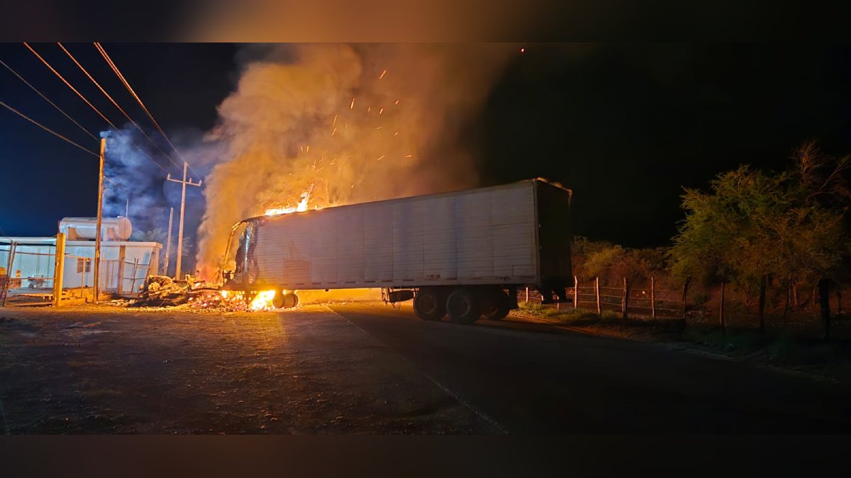Civiles armados bloquean carretera y queman tráiler en Pueblo Nuevo, Elota