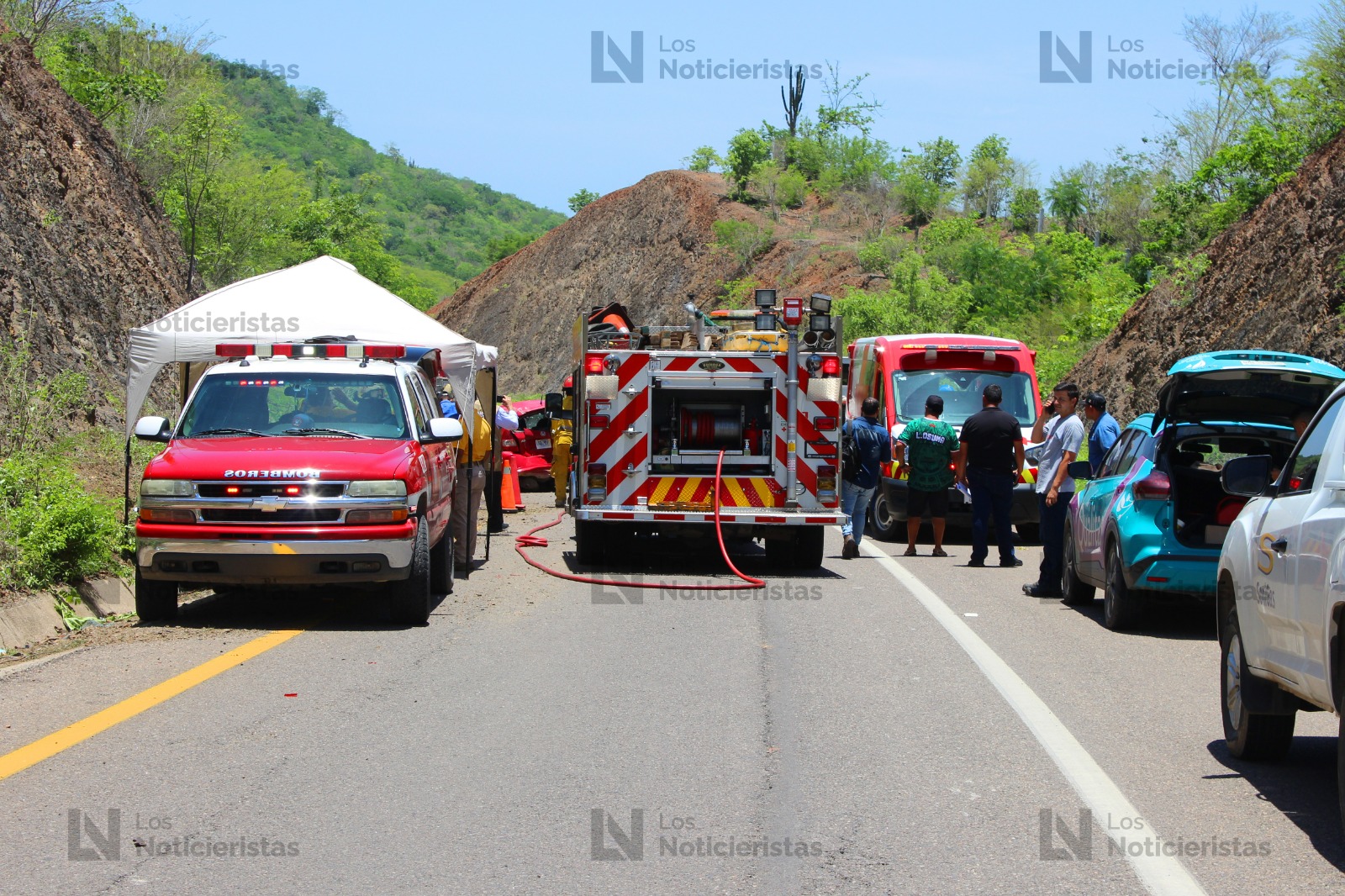 Camioneta gasera se queda sin frenos y provoca choque múltiple en el entronque de la Mazatlán-Tepic