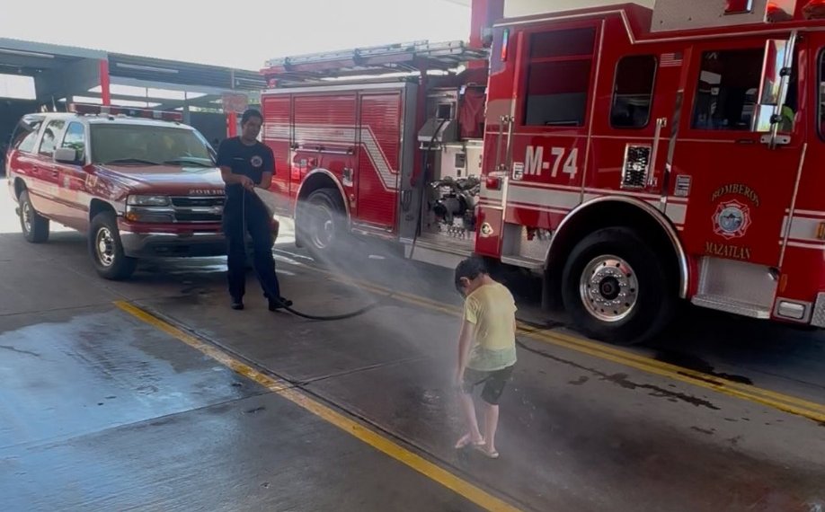 bomberos de mazatlan celebran el cumple de nolan agua