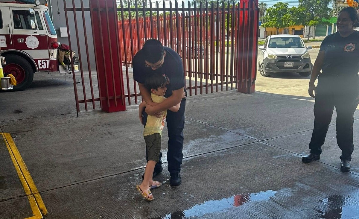 bomberos de mazatlan celebran el cumple de nolan saludan