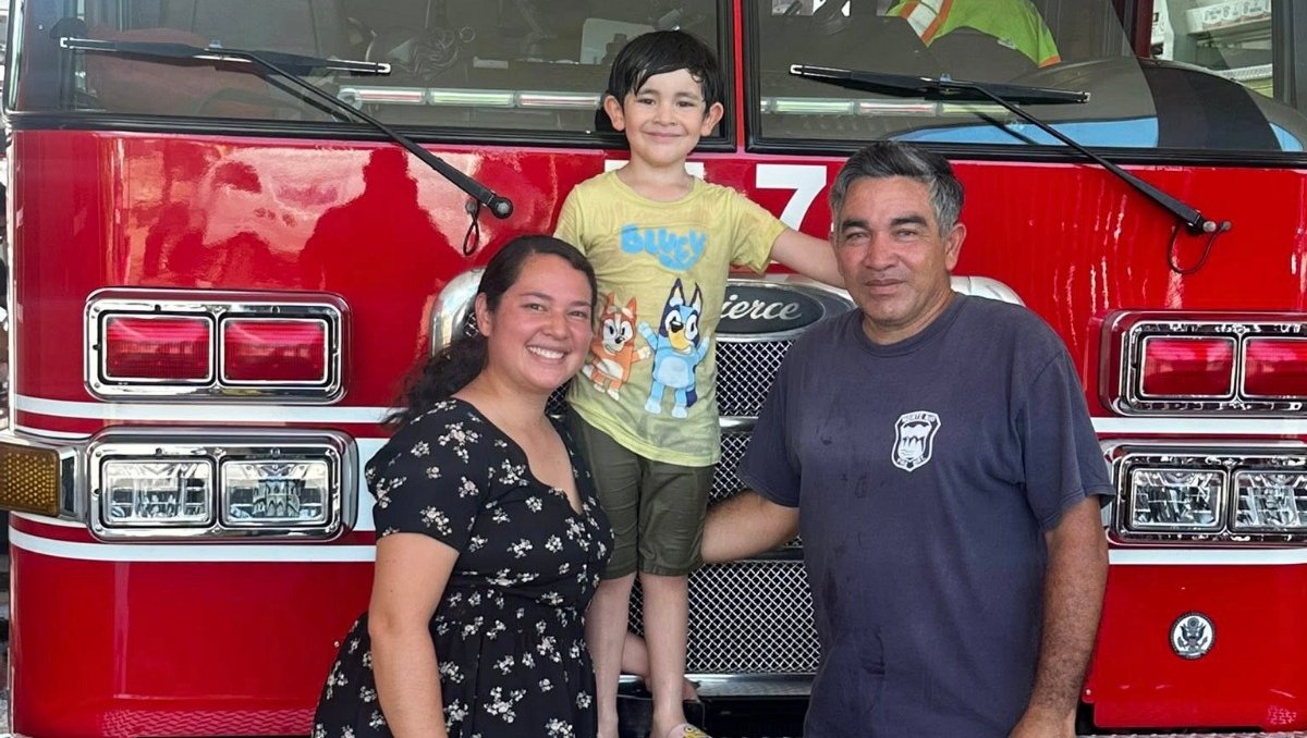 bomberos de mazatlan celebran el cumple de nolan