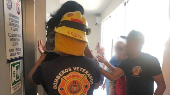 Rescatan a dos menores y una mujer atrapados en elevador de hotel en Mazatlán