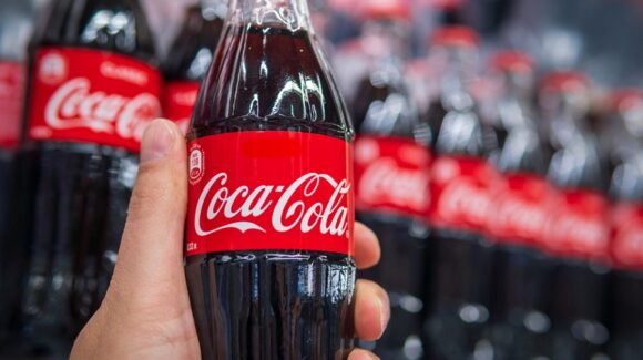 Coca-cola en EU accede a lanzar su popular bebida endulzada con azúcar de caña, a petición de Trump
