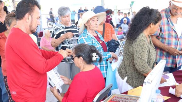 Brigada de Bienestar lleva apoyos integrales al campo pesquero El Jitzámuri