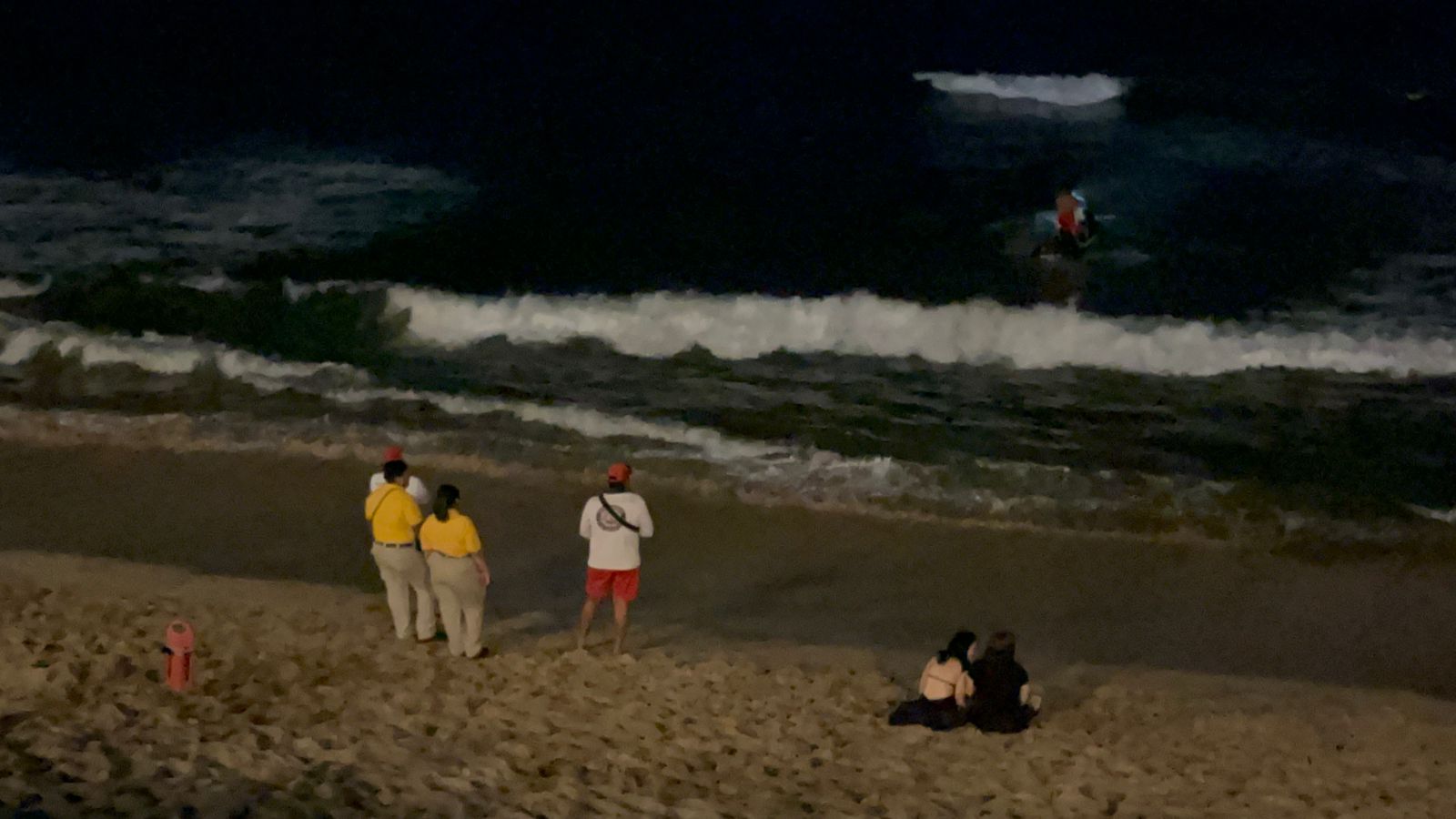 Buscan a hombre que desapareció en el mar de Mazatlán