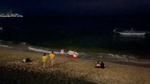 Buscan a hombre que desapareció en el mar de Mazatlán
