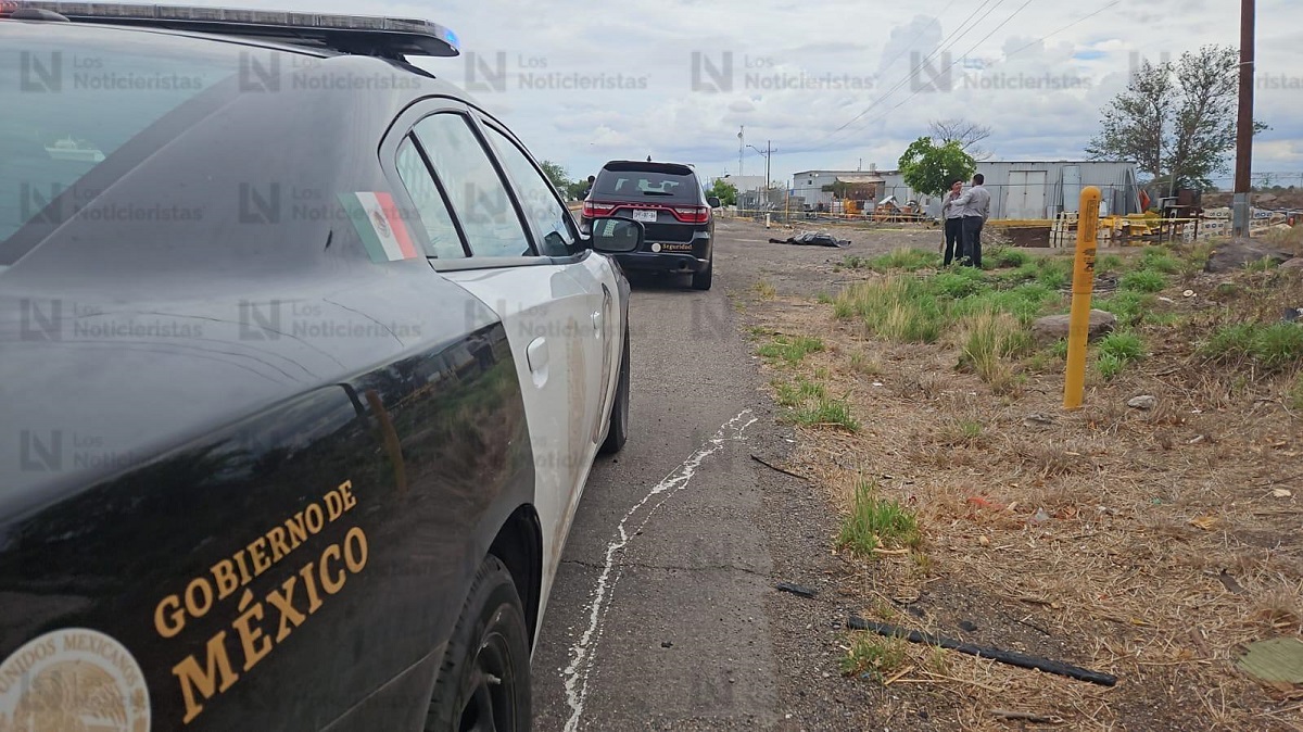 Envuelto en plásticos negros localizan cadáver en Navolato