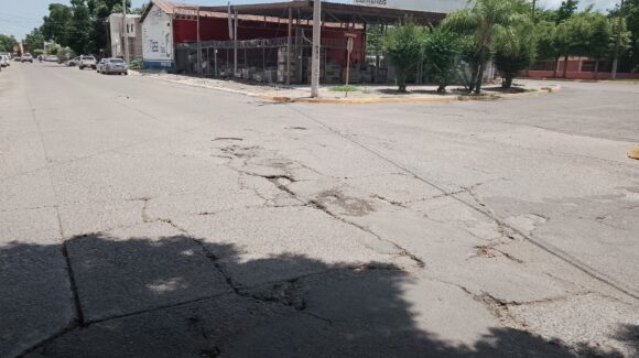 Lluvias frenan programa de bacheo en Guasave; calles se deterioran y conductores lo padecen