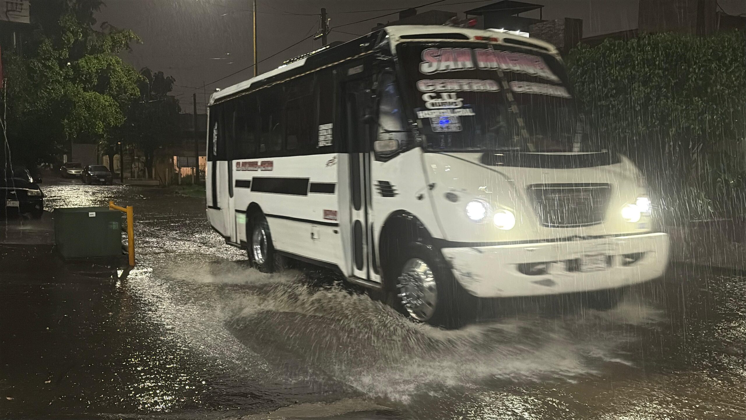 Camión San Miguel en la lluvia de Culiacán