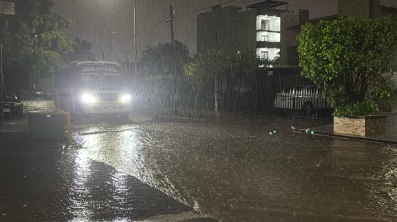 ¡Hasta con rayos! Se registran lluvias fuertes en Culiacán este miércoles
