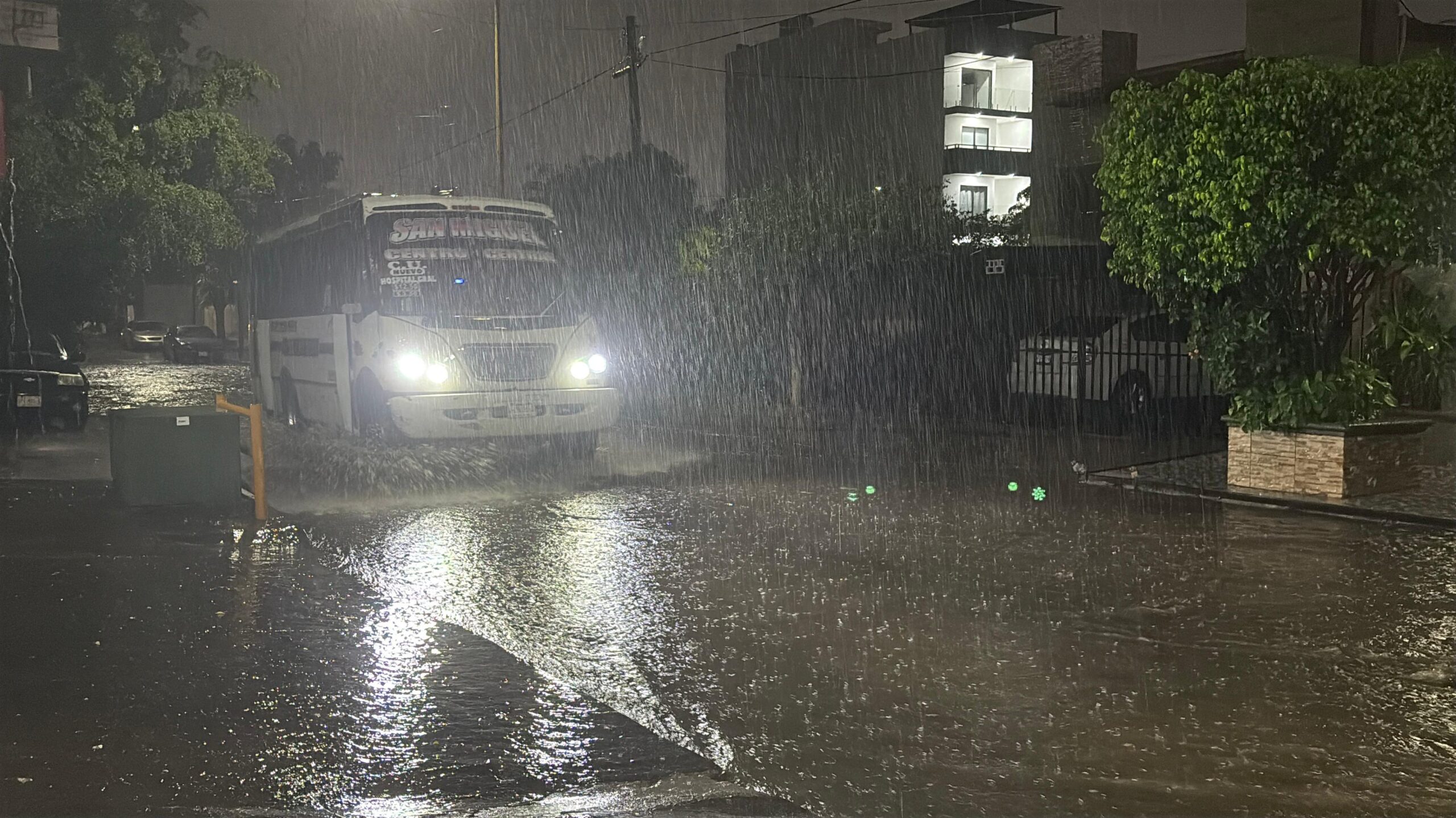 Camión San Miguel en la lluvia de Culiacán