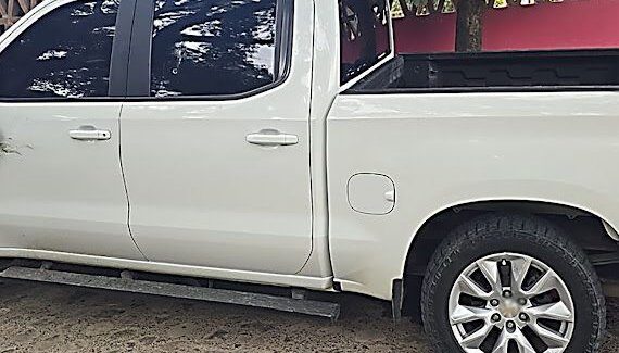 Aseguran una camioneta, una pistola y un fajo de billetes en Cosalá