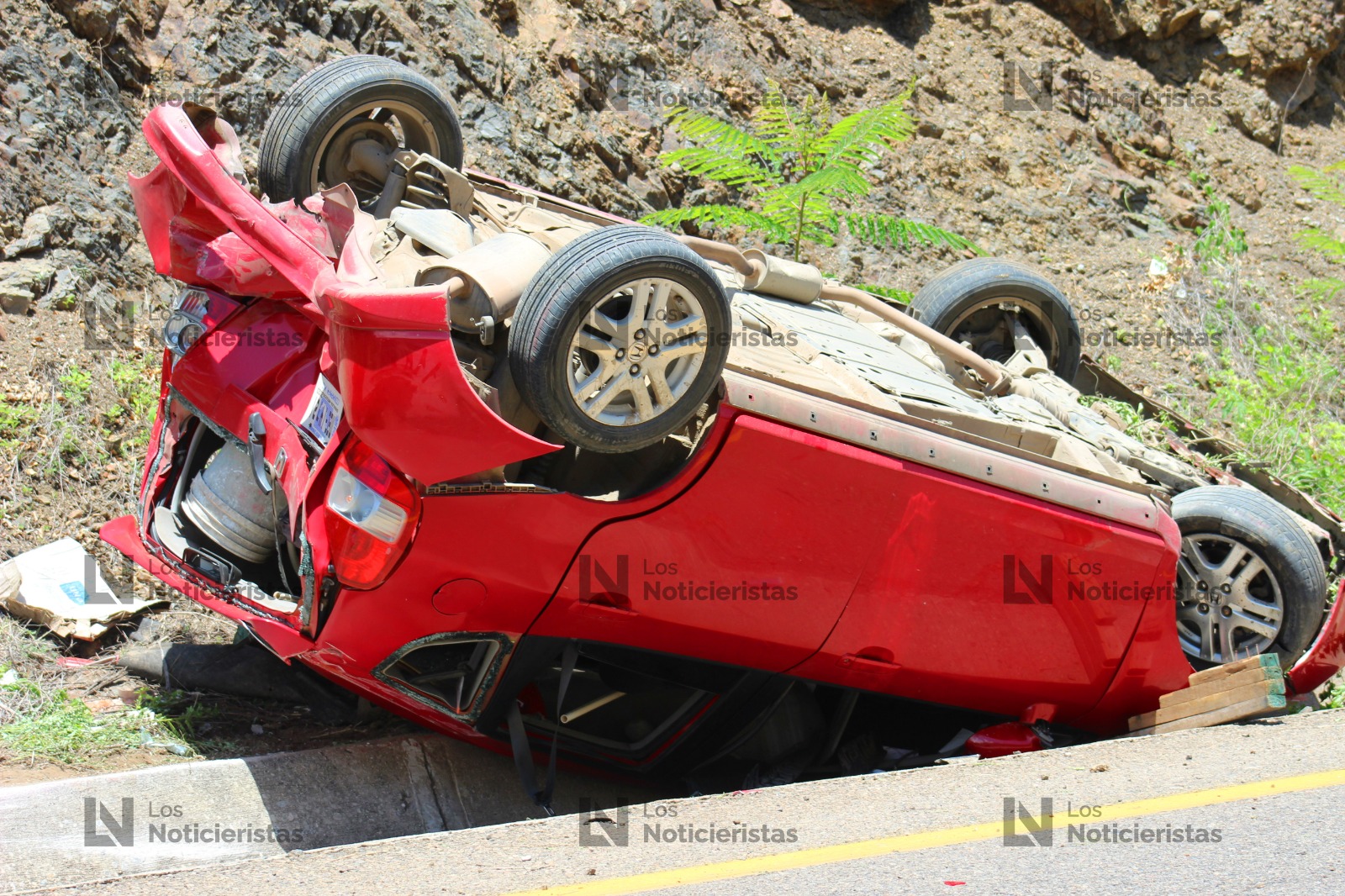 Camioneta gasera se queda sin frenos y provoca choque múltiple en el entronque de la Mazatlán-Tepic