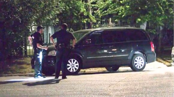 ¡Un menor de 11 años era el conductor! Mujer pierde la vida al quedar atrapada entre dos vehículos en EU