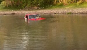 Una familia intentó cruzar el río Presidio en su camioneta y quedaron en el medio del cauce