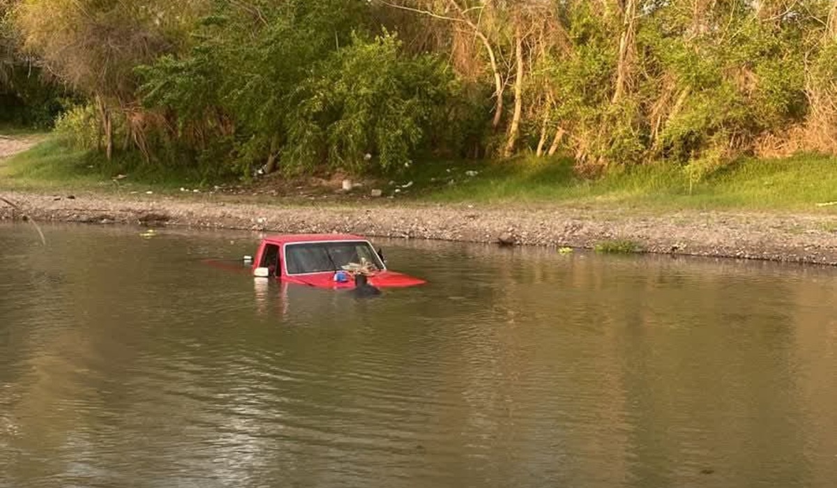 Una familia intentó cruzar el río Presidio en su camioneta y quedaron en el medio del cauce
