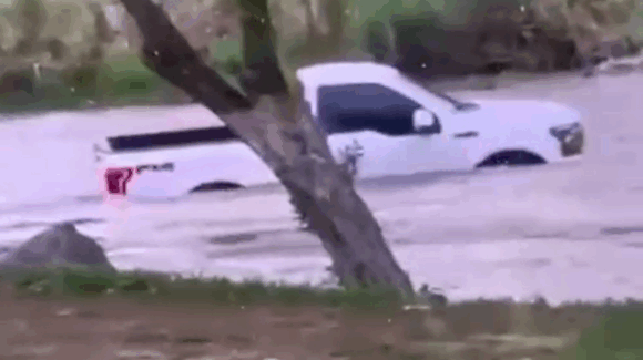 Creciente del río Choix arrastra camioneta de imprudente conductor