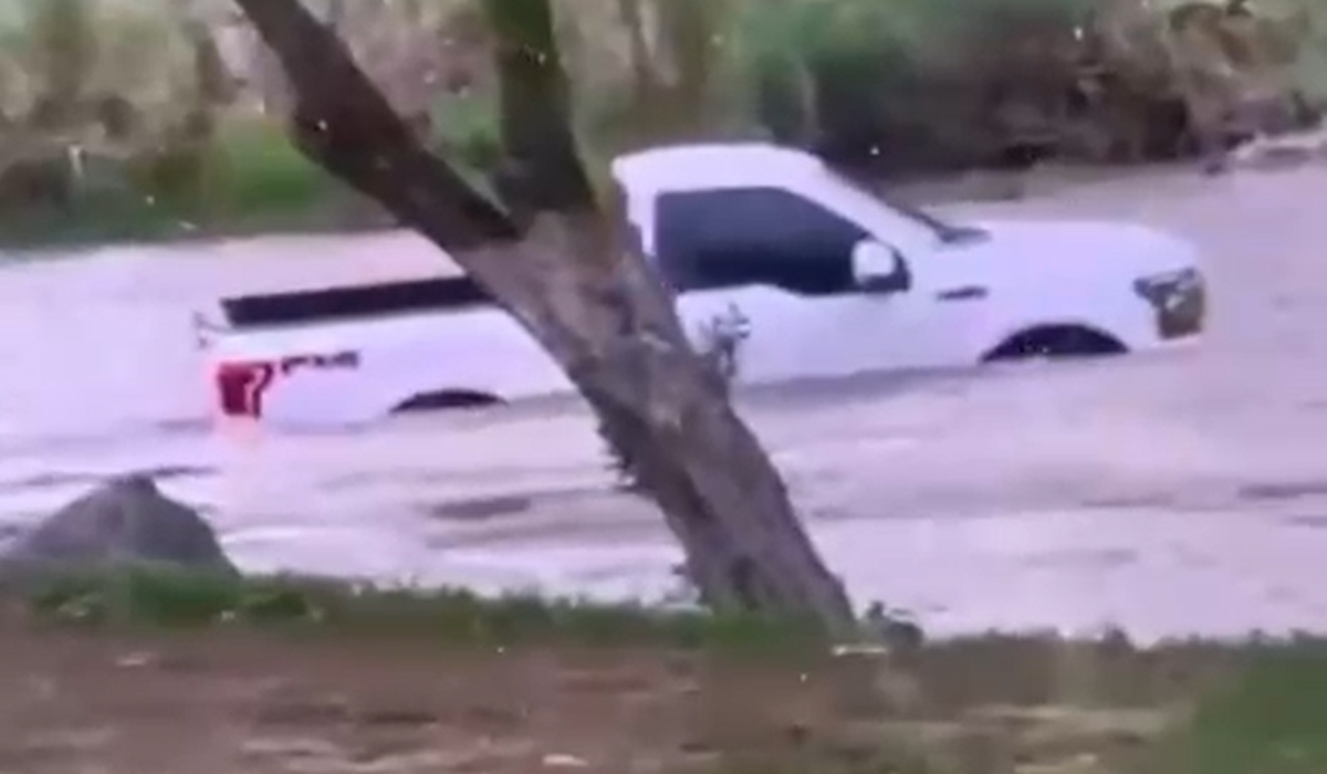 Camioneta es arrastrada por corriente del río Choix