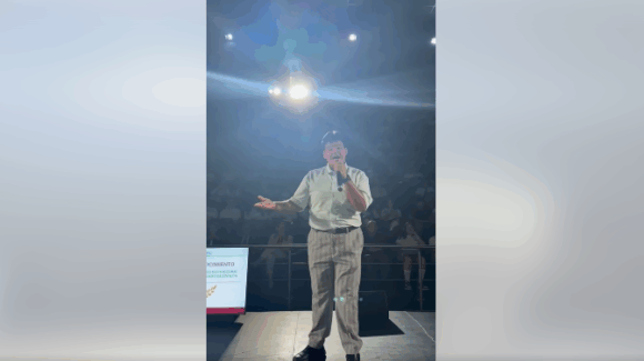 VIDEO| Estudiante de Cobaes 24 conmueve con su voz en Culiacán en un evento escolar