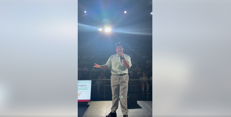 Estudiante de Cobaes 24 conmueve con su voz en Culiacán en un evento escolar