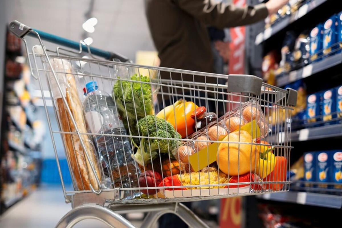 Carrito del súper con frutas, verduras y otros productos