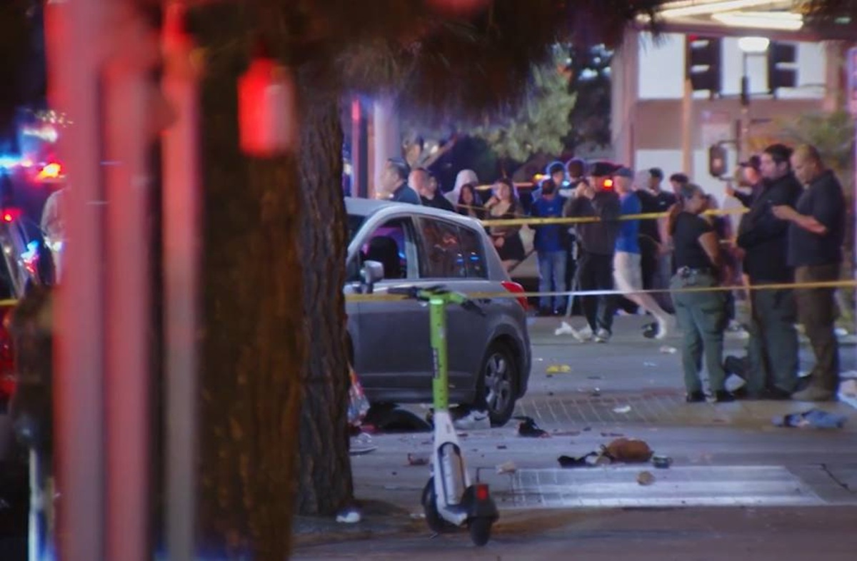 Carro que atropelló a una multitud en Los Ángeles