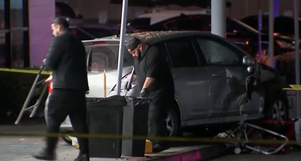 Carro que atropelló a una multitud en Los Ángeles
