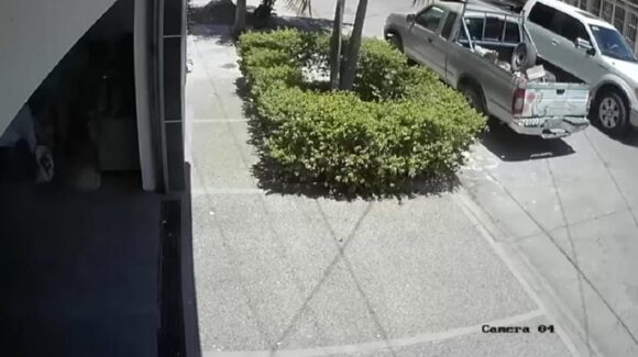 Conductor de una camioneta choca vehículo estacionado en la colonia Estrella, en Los Mochis