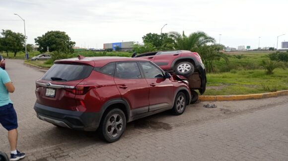 Camioneta embiste automóvil por invadir carril en Paseo del Atlántico en Mazatlán