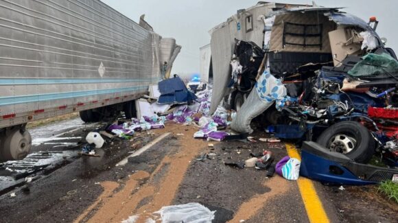 Chocan dos tráileres en la autopista Mazatlán-Culiacán en Elota