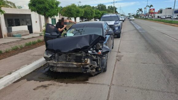 Choque en concurrido bulevar de Guasave deja fuertes daños materiales