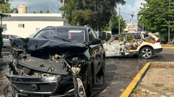 ¡Una se quemó! Fuerte encontronazo entre dos camionetas deja solo daños materiales en la Miguel Hidalgo, Culiacán