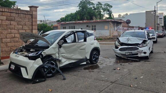 Aparatoso choque en Los Pinos, en Culiacán deja solo daños materiales
