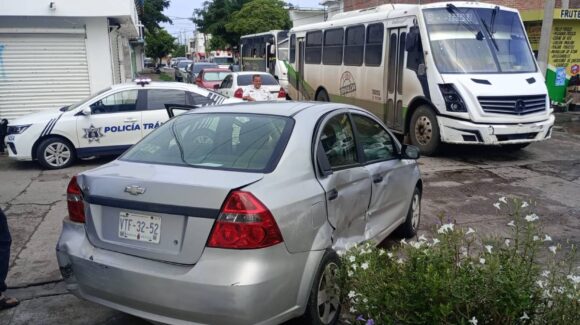 Mujer resulta lesionada en accidente vial en la colonia Olímpica, en Mazatlán