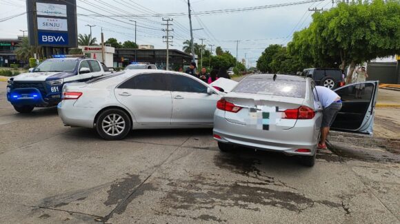 Choque en la colonia Ejidal de Guasave deja fuertes daños materiales