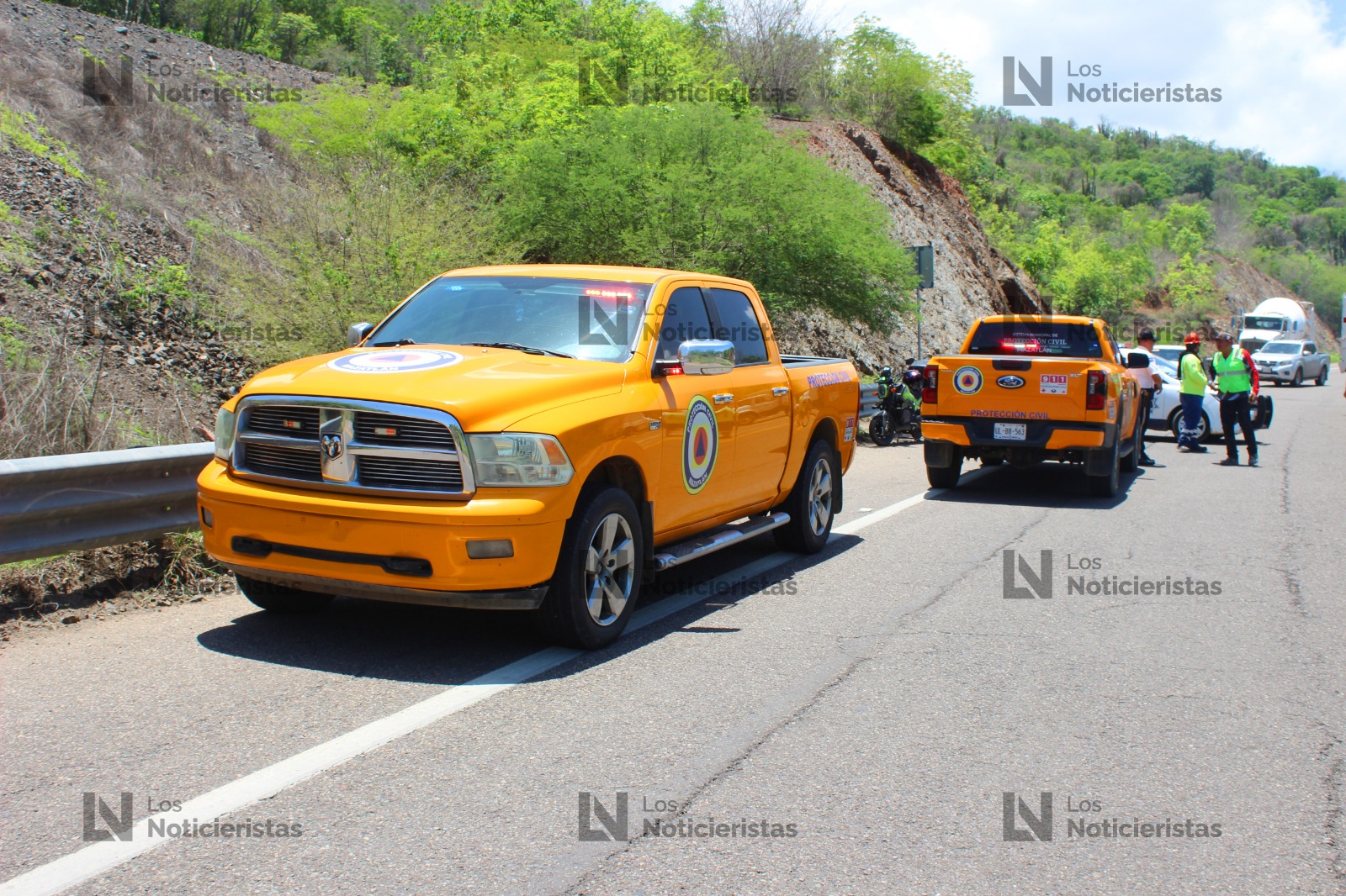 Camioneta gasera se queda sin frenos y provoca choque múltiple en el entronque de la Mazatlán-Tepic