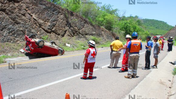 Camioneta gasera se queda sin frenos y provoca choque múltiple en el entronque de la Mazatlán-Tepic