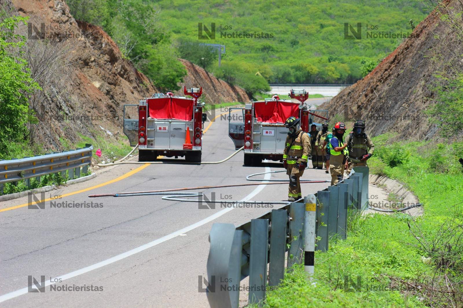 Camioneta gasera se queda sin frenos y provoca choque múltiple en el entronque de la Mazatlán-Tepic