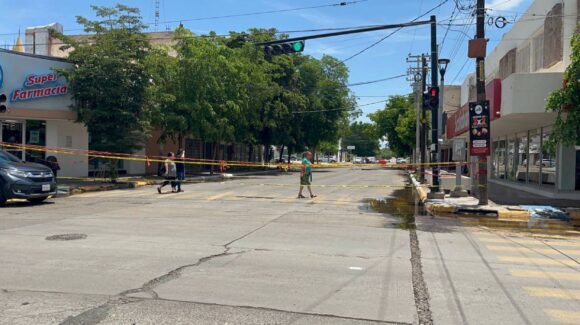 Por nuevos hundimientos tras las lluvias cierran de nuevo totalmente tramo de la calle Cuauhtémoc, en Guasave
