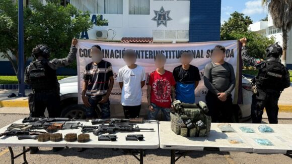 Desde fusiles AK-47, ametralladoras, un auto y droga, lo decomisado en detención de cinco sujetos en Aguaruto, Culiacán